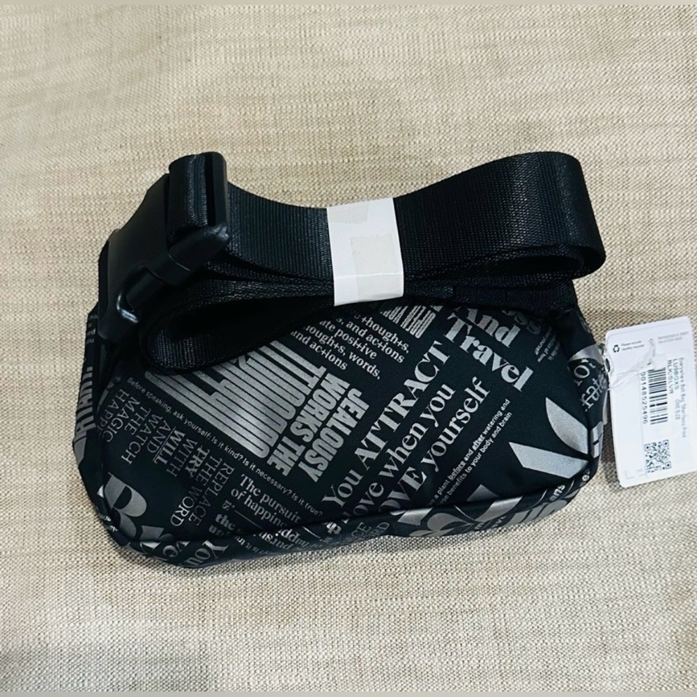 lululemon athletica Black & White Manifesto Everywhere Belt Bag - Picture 3 of 6